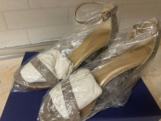 Zapatos de tacón dorados Stuart Weitzman