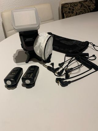 Flash Neewer 670 TTL con accesorios