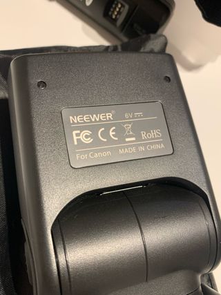 Flash Neewer 670 TTL con accesorios