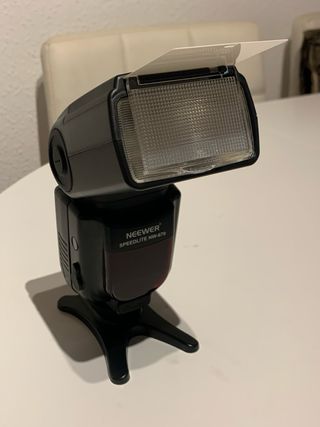 Flash Neewer 670 TTL con accesorios