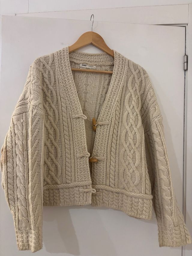 Cárdigan de punto beige con botones de madera