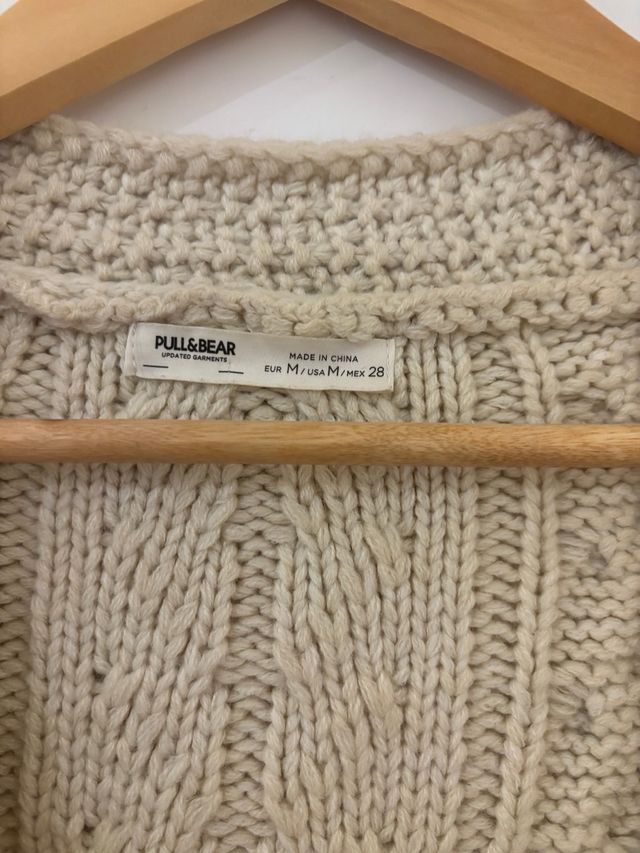 Cárdigan de punto beige con botones de madera