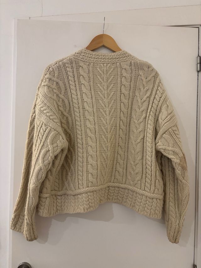 Cárdigan de punto beige con botones de madera