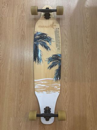 Longboard Muuwmi con diseño de palmeras