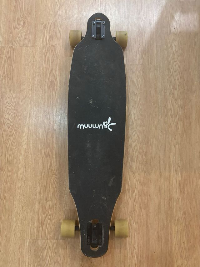 Longboard Muuwmi con diseño de palmeras