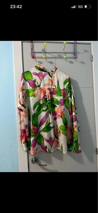 Blusa Zara floral multicolor
