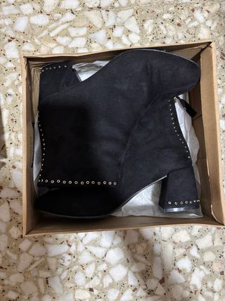 Botines negros tachuelas tacón