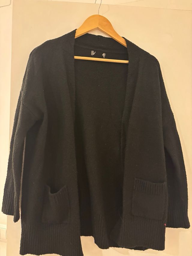 Cárdigan negro de punto