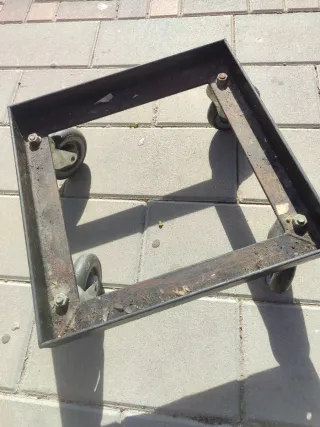 Carrello per il trasporto di fusti di birra.