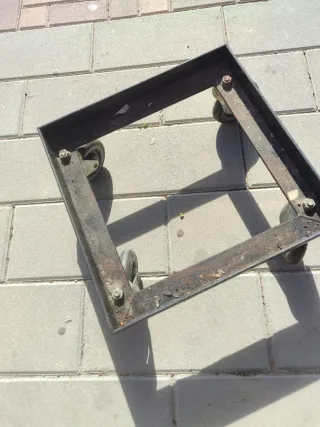 Carrello per il trasporto di fusti di birra.
