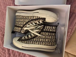 Zapatillas botín beige y marrón
calza grande 37