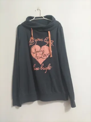 Sudadera gris con corazón rosa y cordones