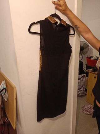 Vestido negro con lentejuelas doradas
