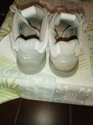 Zapatillas Nike Grises y Blancas
