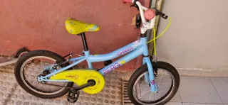 Bicicleta infantil azul y amarilla