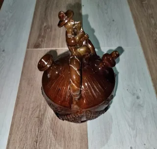 Botijo pequeño de cerámica decorativa.