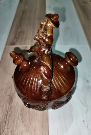 Botijo pequeño de cerámica decorativa.