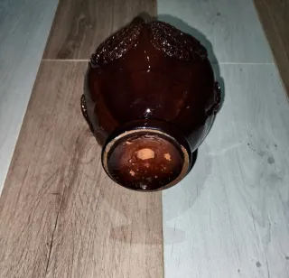 Botijo pequeño de cerámica decorativa.