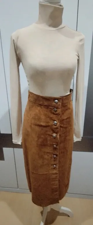 Falda tubo piel serraje. Zara 