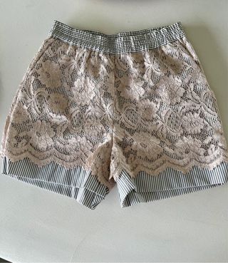 Shorts de encaje beige y gris