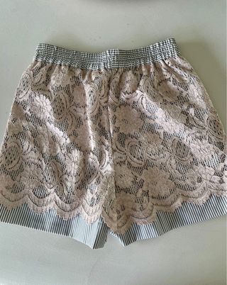 Shorts de encaje beige y gris