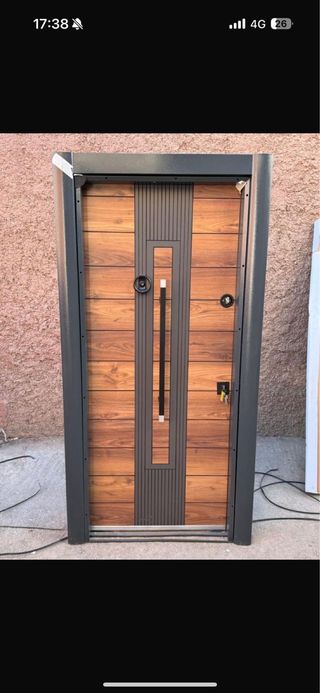 Puerta blindada madera y metal