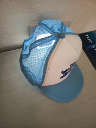 Gorra trucker Stitch azul y blanca