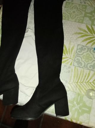 Botas altas ante negras