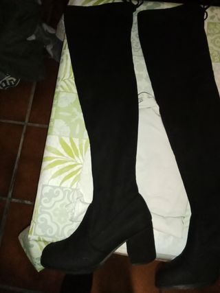 Botas altas ante negras