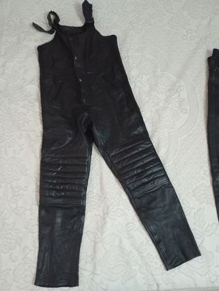 Peto de cuero negro