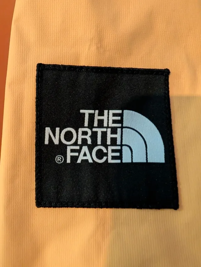 Chaqueta The North Face impermeable amarilla