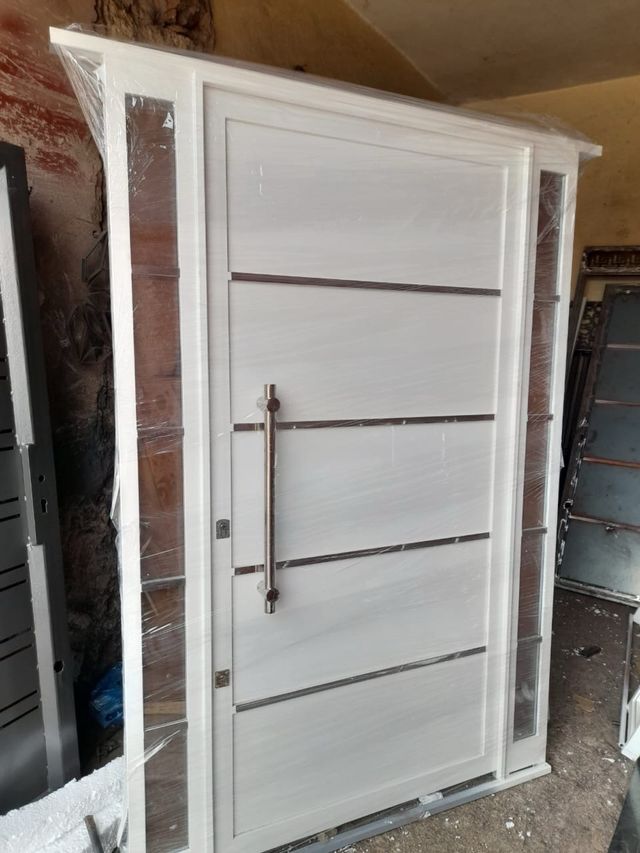Puerta blindada blanca con detalles