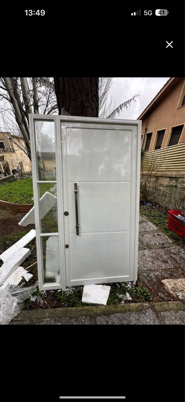 Puerta blindada blanca con detalles