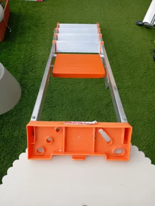 Escalera Plegable Naranja y Plata