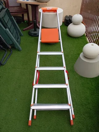 Escalera Plegable Naranja y Plata