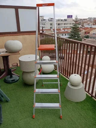 Escalera Plegable Naranja y Plata