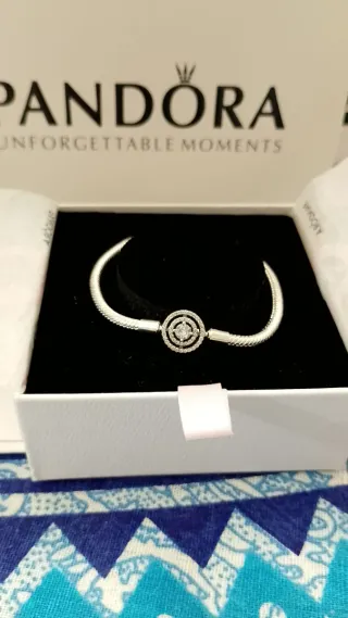 Pulsera Pandora Plata. 17 cm .lleva 
Caja y bolsa 