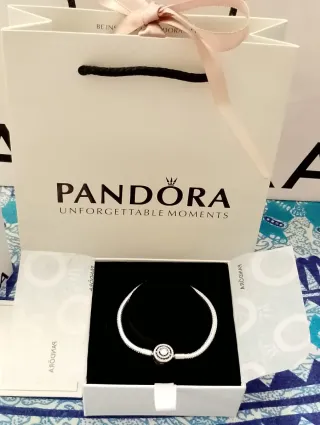 Pulsera Pandora Plata. 17 cm .lleva 
Caja y bolsa 