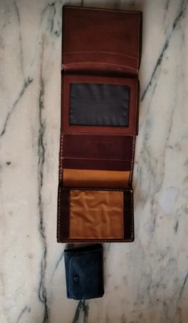 Portafogli in cuoio e pelle antichi