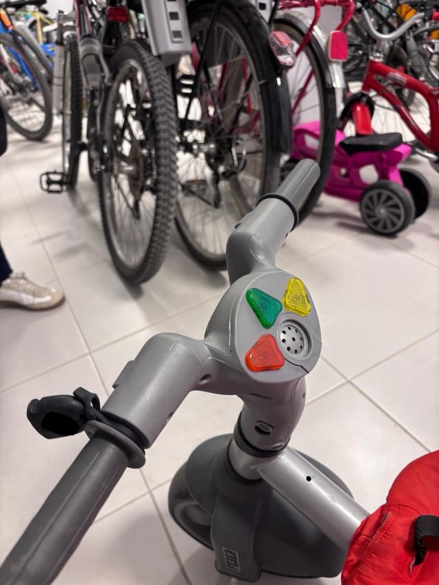 Triciclo infantil rojo con sonido