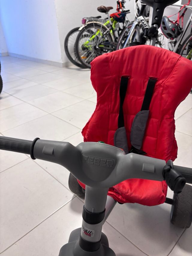 Triciclo infantil rojo con sonido