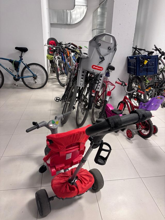 Triciclo infantil rojo con sonido