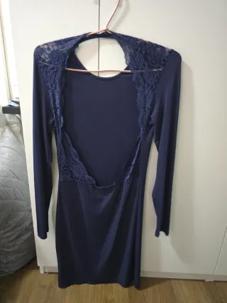 Vestiti neri e blu con schiena scoperta
