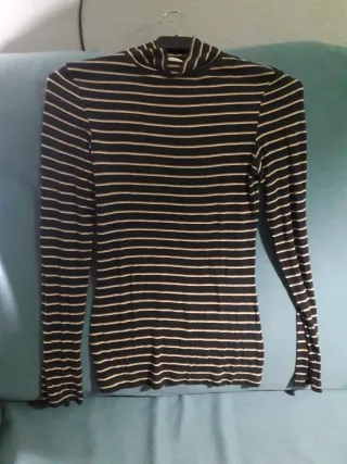 Camiseta de rayas cuello alto