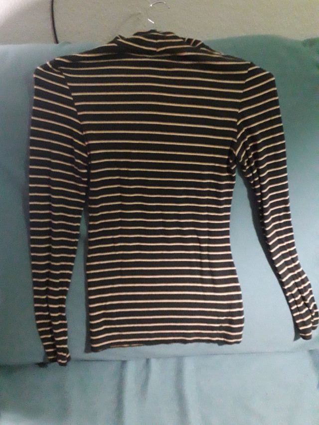 Camiseta de rayas cuello alto