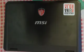 Portátil MSI Gaming Negro con Pegatina Roja