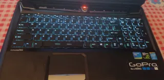 Portátil MSI Gaming Negro con Pegatina Roja