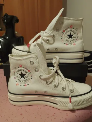 Converse ricami floreali 