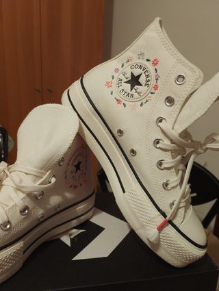 Converse ricami floreali 