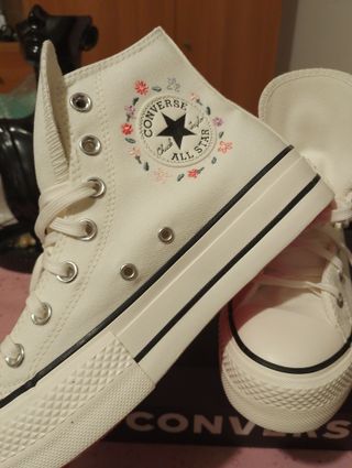 Converse ricami floreali 
